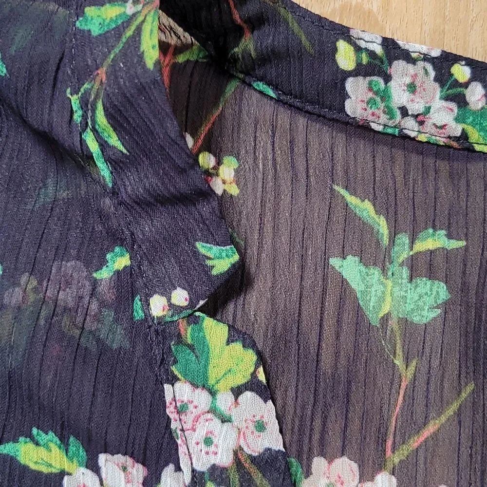 🔸️Liz Claiborne Black Floral Print Semi Sheer Top Small - Picture 4 of 11